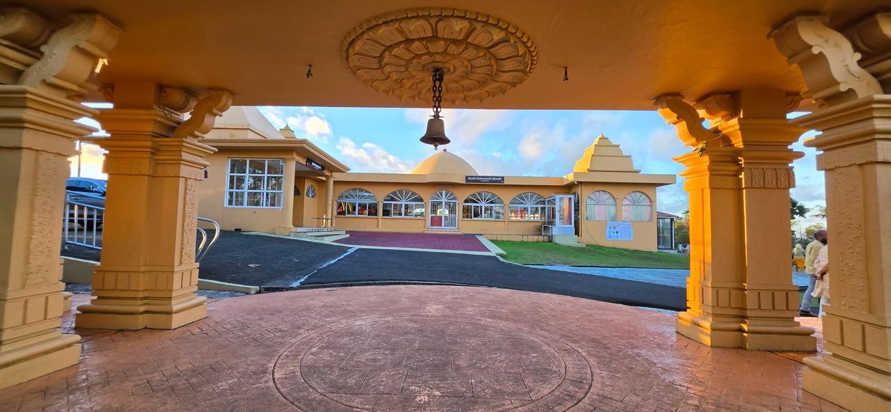 View through the porch toward Kashi Vishwanath Mandir